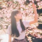 吉澤遥奈、桜に微笑みかける可憐なポートレートに反響「レコードのジャケット写真にしたい景色」