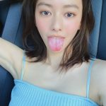 山本舞香、キャミソール姿でリラックスした“ベロ出し”自撮りショット公開！