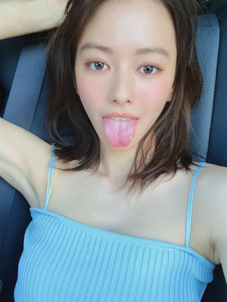 山本舞香、キャミソール姿でリラックスした“ベロ出し”自撮りショット公開！