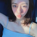 山本舞香、キャミソール姿でリラックスした“ベロ出し”自撮りショット公開！