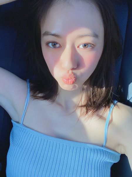 山本舞香、キャミソール姿でリラックスした“ベロ出し”自撮りショット公開！