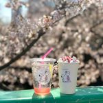お花見にぴったり！スヌーピーとサリーのアート入り“さくらドリンク”が「PEANUTS Cafe 中目黒」に登場！