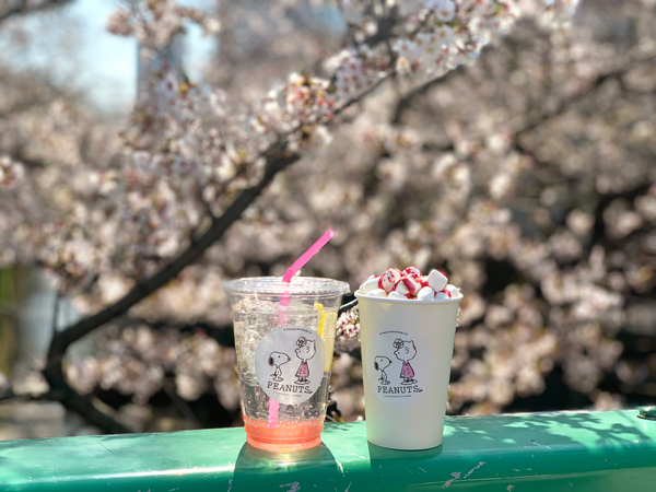 お花見にぴったり！スヌーピーとサリーのアート入り“さくらドリンク”が「PEANUTS Cafe 中目黒」に登場！