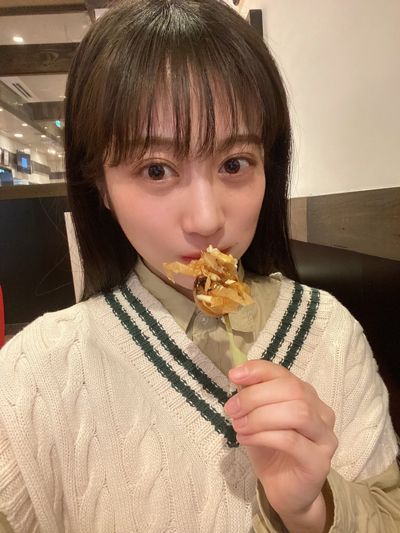 NMB48 川上千尋、彼女感あふれるプライベートショットを公開！「たこ焼きがオシャレに見える」
