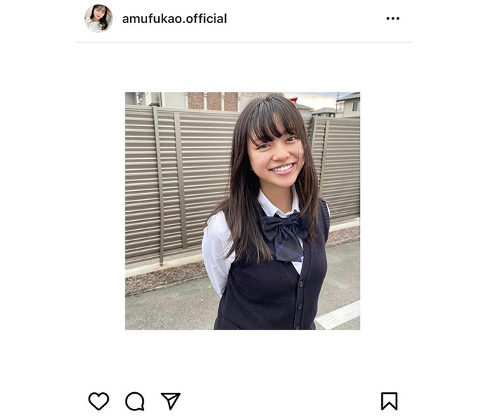 深尾あむ、制服姿で微笑む表情が可愛すぎる！「みなさんは学校生活楽しんでますか〜？」