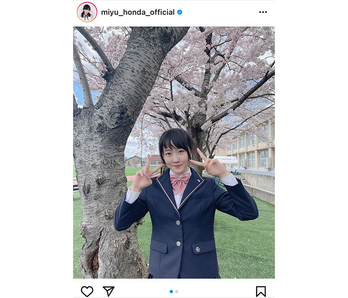 本田望結、桜の木の下で制服姿を披露