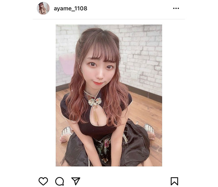 肥川彩愛、胸元開きの黒チャイナ服で視線釘付け！