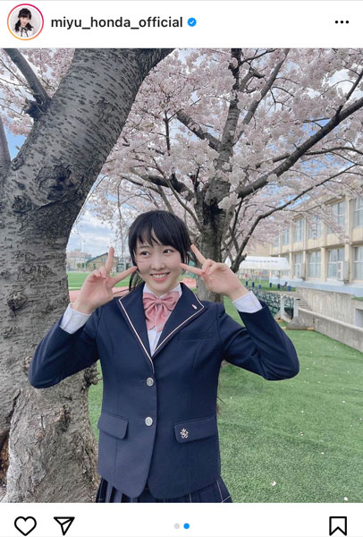 本田望結、桜の木の下で制服姿を披露