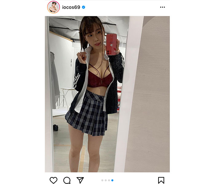 伊織いお、制服脱いで下着見せつけ「JKコス最高です」「似合いすぎてヤバイ！！！」