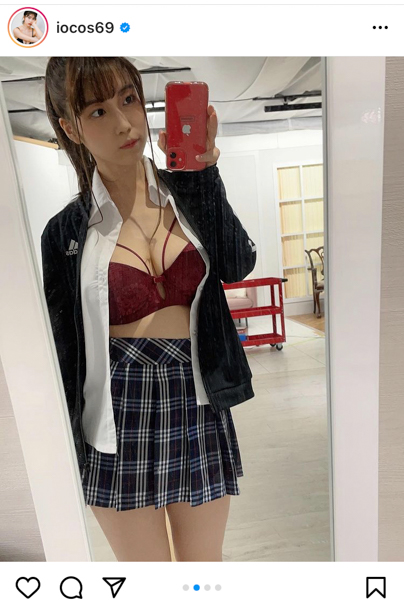 伊織いお、制服脱いで下着見せつけ「JKコス最高です」「似合いすぎてヤバイ！！！」