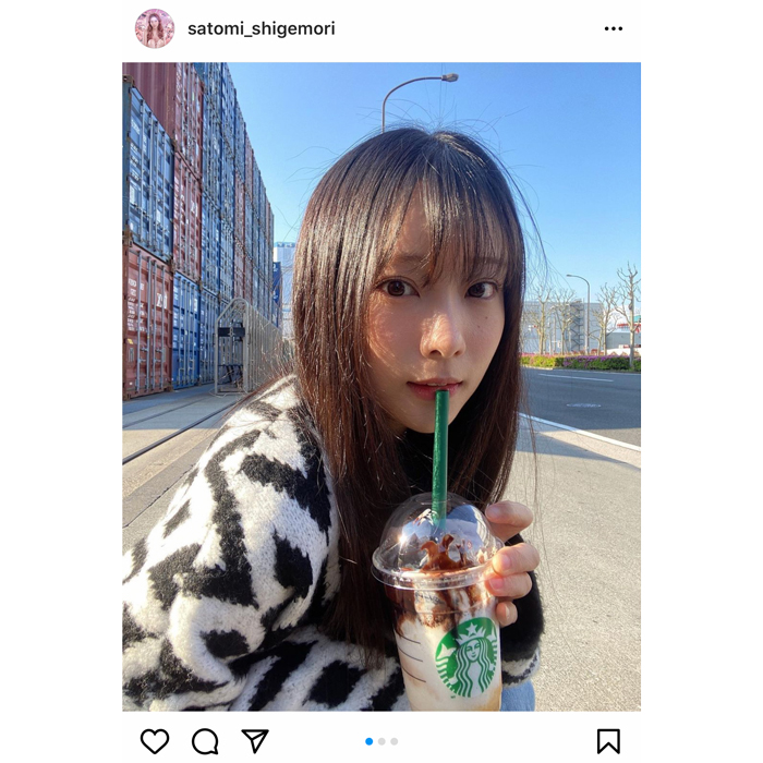 重盛さと美、スタバを片手にカメラを見つめる美麗ショットを披露！「かわいい大好き目の保養」