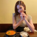 得あゆみ、出産前のムチムチボディで韓国料理を食べるショットを公開！「美しすぎる妊婦」