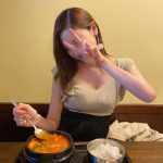 得あゆみ、出産前のムチムチボディで韓国料理を食べるショットを公開！「美しすぎる妊婦」