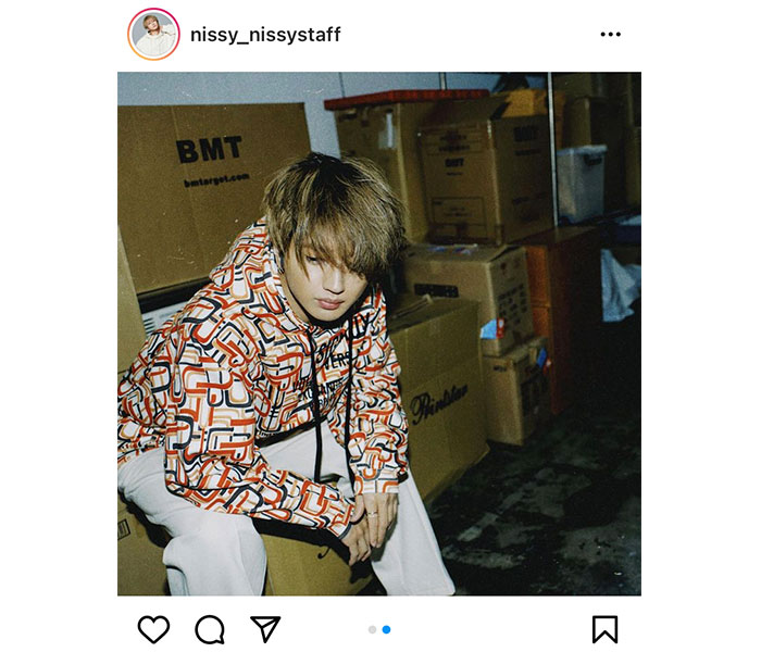 Nissy、画になる決めポーズで待機中のオフショット公開！