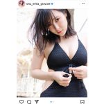 中崎絵梨奈、黒水着で引き立つ色白美バストに反響！「見つめたら照れちゃう！」