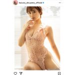 奥山かずさ、自然光に照らされた完璧美ボディを大胆披露！
