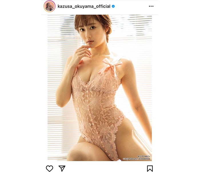 奥山かずさ、自然光に照らされた完璧美ボディを大胆披露！