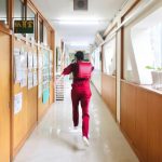佐藤栞里、ジャージ姿で廊下を駆け抜ける！「どんな小学生よりもピュアそう」