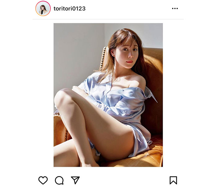 トリンドル玲奈、はだけたシャツから美脚を大胆披露！「天使？！！」