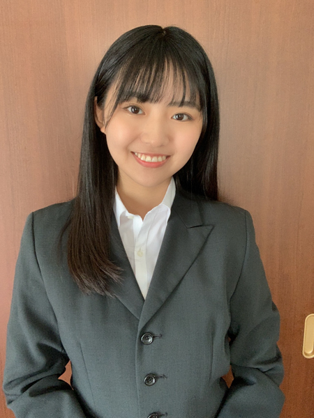 豊田ルナ、スーツ姿で大学の入学式に出席