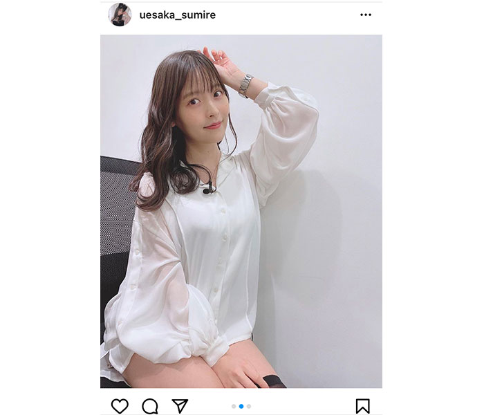 上坂すみれ、シースルーシャツ衣装で美脚チラ見せ