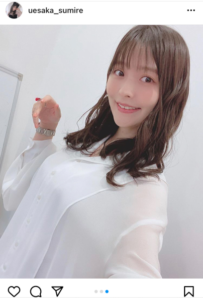 上坂すみれ、シースルーシャツ衣装で美脚チラ見せ