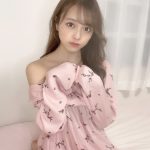 由良朱合、肩出し&美脚の甘いおねだり視線で悩殺