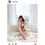吉澤遥奈、白ビキニ姿でドキドキな美脚ショット！「本当に白色がよく似合いますね！！」