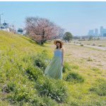 乃木坂46 与田祐希、“強風”で髪なびく麦わら帽子コーデを披露