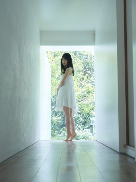 乃木坂46 賀喜遥香、“純白”な美麗グラビアが先行公開