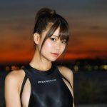 阿久津真央、競泳水着で描くS字ライン