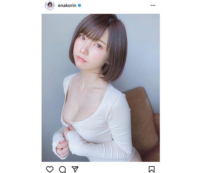 えなこ、ショートヘアと合わせて魅せる透明デコルテ！