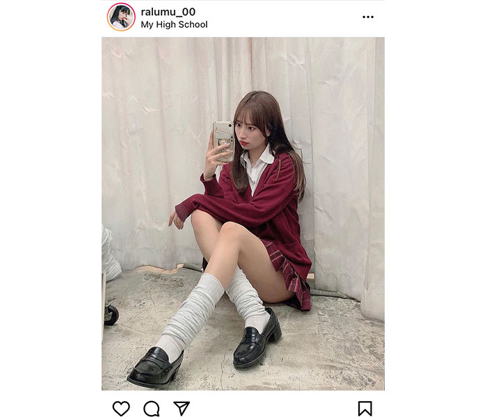 藤川らるむ、制服着て美脚披露！「足綺麗すぎ！！」「最強JKじゃん」