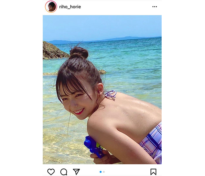 堀江りほ、美背中に魅了される“お団子”ビキニショット公開！