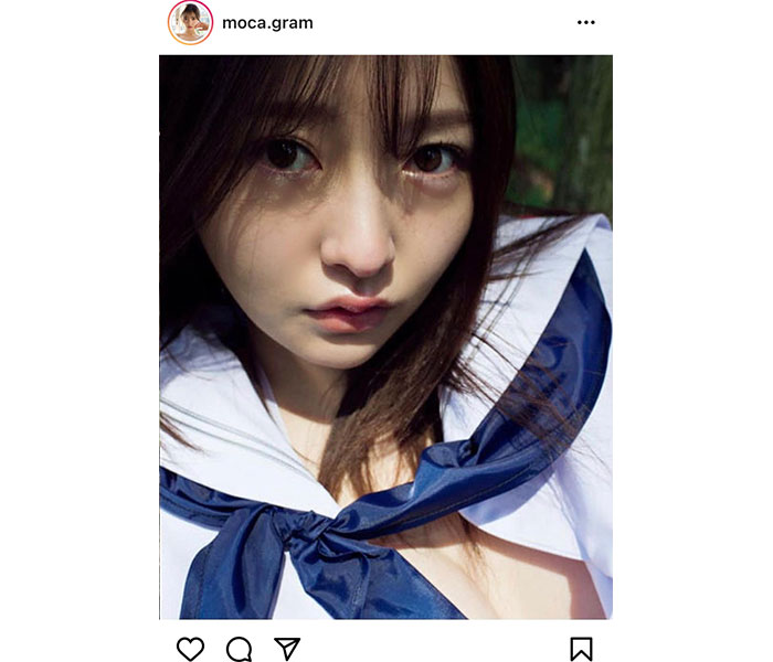 橋本萌花、セーラー服でセクシーに肌見せ！じっと見つめる眼差しに「たまらない」