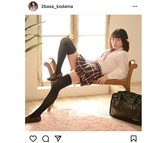 葉月つばさ、制服姿でニーハイ美脚を大胆見せつけ！