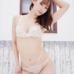 日野アリス、レース地の下着でスケスケ桃尻披露！