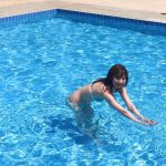 ほのか、プールで魅せる腹筋割れの美スタイル！