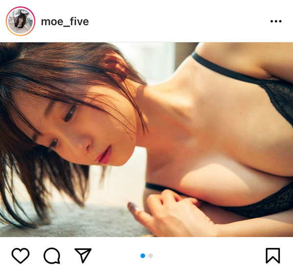 伊織もえ、アンニュイな眼差しで見つめるセクシーショットに歓喜の声！