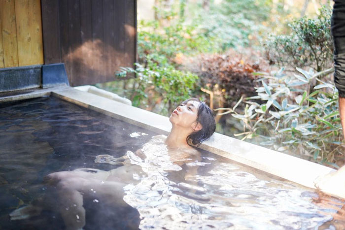 伊織もえ、湯気に浮かんだヘルシー美ボディ「沁み渡ってますなぁ」