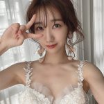 AKB48 柏木由紀、ウエディングドレスで無邪気に自撮り！