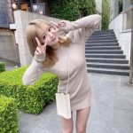 聖菜、春らしいガーリーなニットワンピで謎ポーズ！「スタイルいいし。綺麗な足」