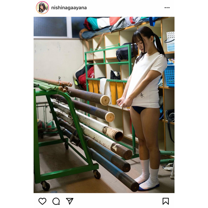 西永彩奈がブルマの体操着姿で「意味深」に佇むショットを披露！「ブルマが似合い過ぎる」