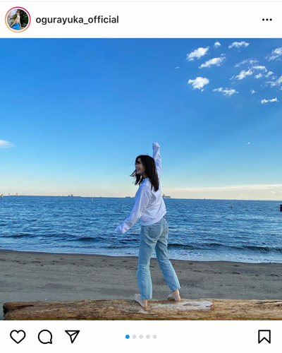 小倉ゆうか、海辺ではしゃぐプライベートショットを公開！「海が似合っとります」