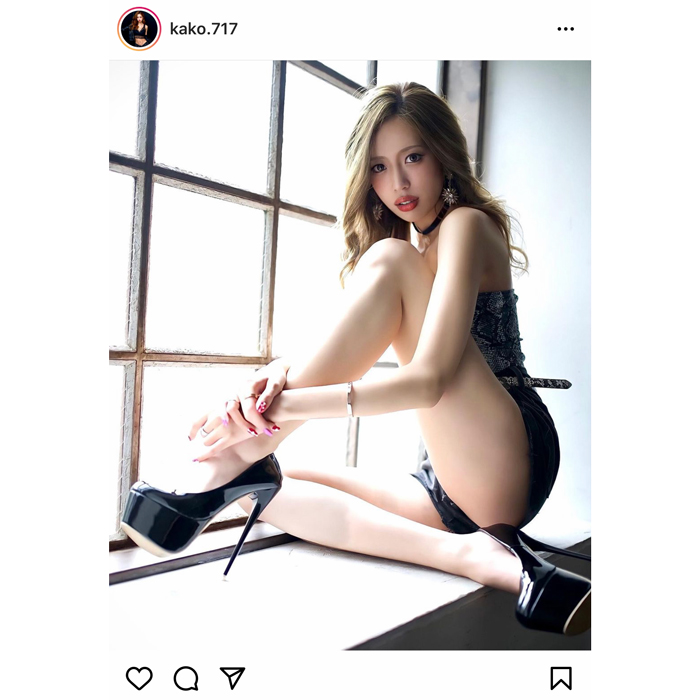 レースクイーン 央川かこ、ホットパンツで「スタイル抜群」な美脚を披露！