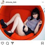 伊藤しずな、黒のミニスカートからのぞく太ももセクシー！