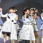 板野友美、峯岸みなみ卒コンにゲスト出演！妊娠発表後初のステージに祝福の拍手も！