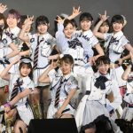 板野友美、峯岸みなみ卒コンにゲスト出演！妊娠発表後初のステージに祝福の拍手も！