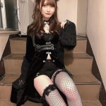 片岡未優、ゴスロリ衣装で魅せる網タイツの”絶対領域”！