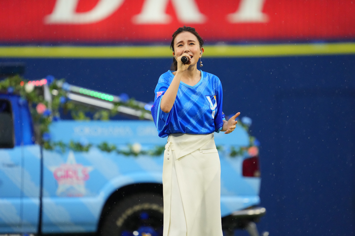 May J.、雨降る横浜スタジアムのセレモニーで「アナ雪」熱唱